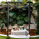 Pool & Garden In The Heart Of Lisboa