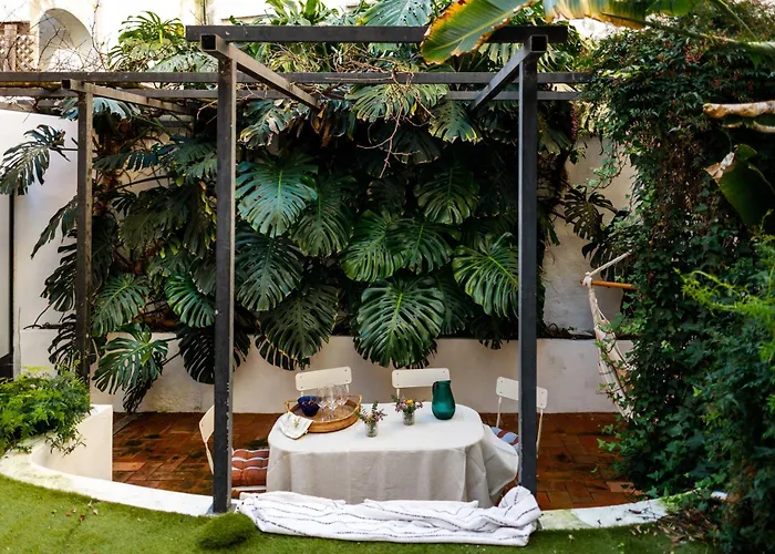 Pool & Garden In The Heart Of Lisboa